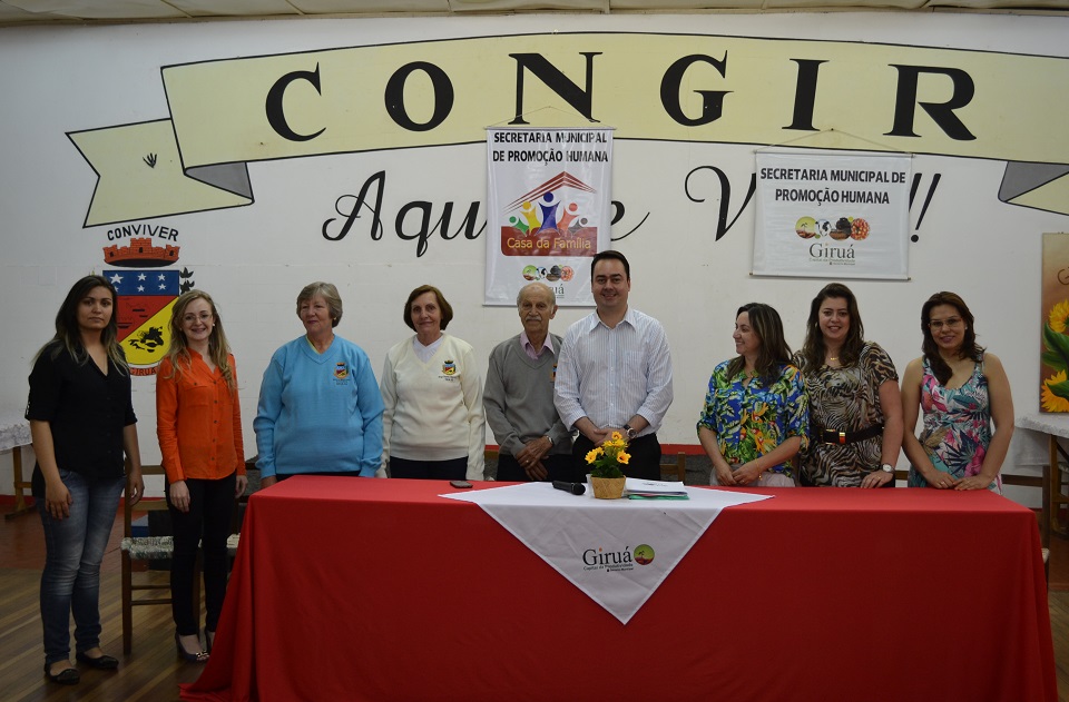 Etapa do Programa Conversando com Idoso é marcada por entrega de uniformes